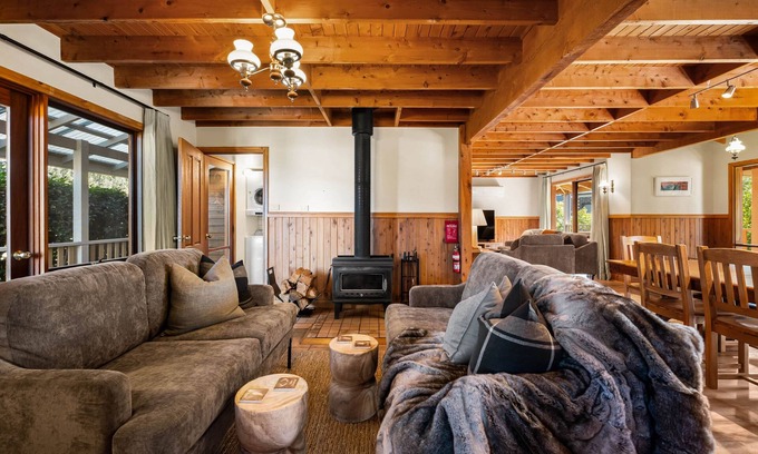 Tawonga South Casa | Alpine Alps Cabin-Sleeps 10-Pool & Mountain Views
