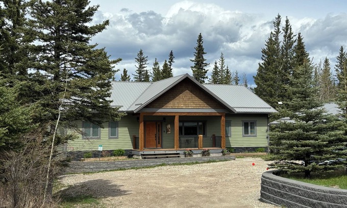 Jasper East Casa | Alpine Adventure at Jasper East Gates