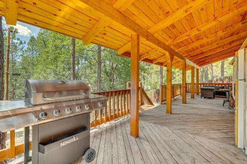 Alpine Casa | Alpine Cabin with Deck 3 Mi to Luna Lake!