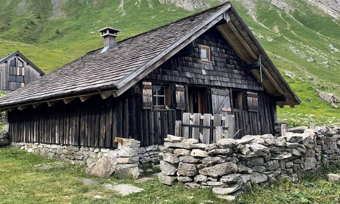 Saint-Jean-dʼAulps Chalet De Esquí | Alpine chalet facing Mont Blanc, accessible only on foot.