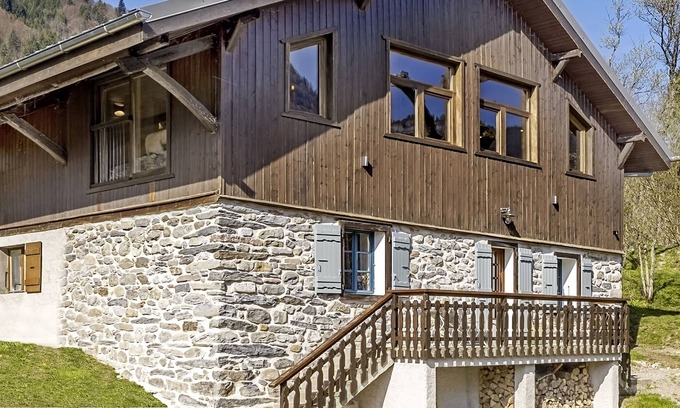 Vacheresse Chalet De Esquí | Alpine Chalet 1819 a beautiful Savoyard farmhouse, luxury chalet for 6–9 guests.