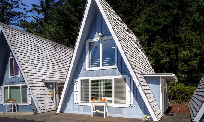 Otter Rock Cabaña | Alpine Chalet #4 Full Loft - Otter Rock, OR