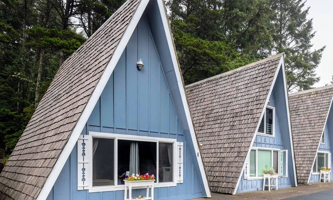 Otter Rock Casa | Alpine Chalet #6 Full Loft - Otter Rock, OR
