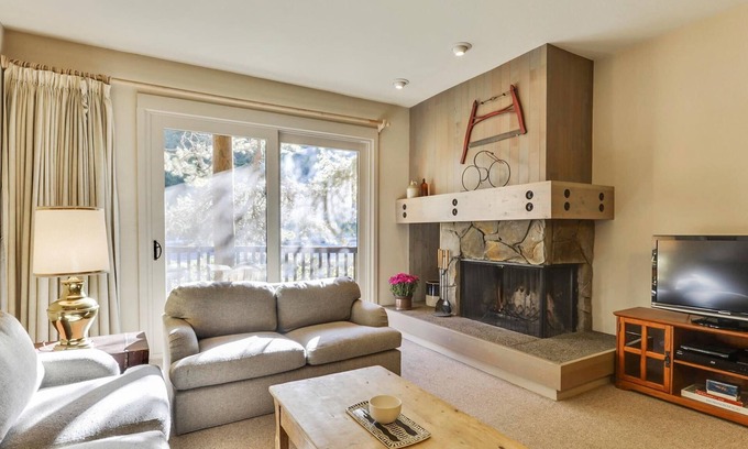 Olympic Valley Condominio | Ubicación inmejorable !!! ¡ACTIVIDADES GRATIS INCLUIDAS! Ubicación ideal de verano en el centro de toda la recreación de verano. Fácil acceso (a 5 minutos de todos) a Squaw Valley, Alpine Meadows y Tahoe City. Ubicado en el río Truckee.