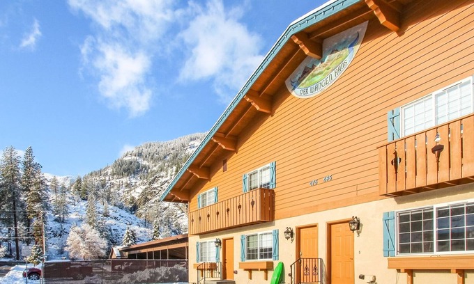 Leavenworth Condominio | Alpine Escape Downtown Townhome w Hot tub Free Cruiser Bicycles