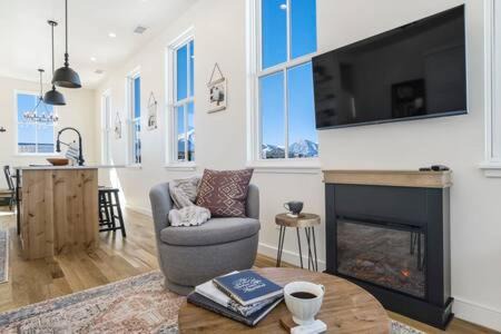 Buena Vista Casa | Alpine Estate 3 Kitchens & Mountain Views