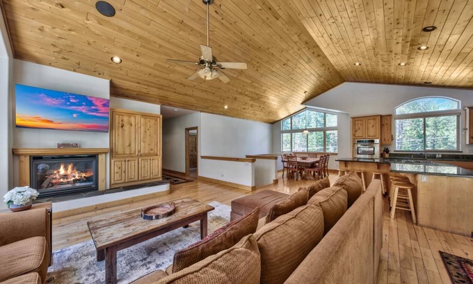 North Upper Truckee Casa | Alpine Family Adventure - Woodsy, Clean & Comfy, Pets & Yard, Family Fun