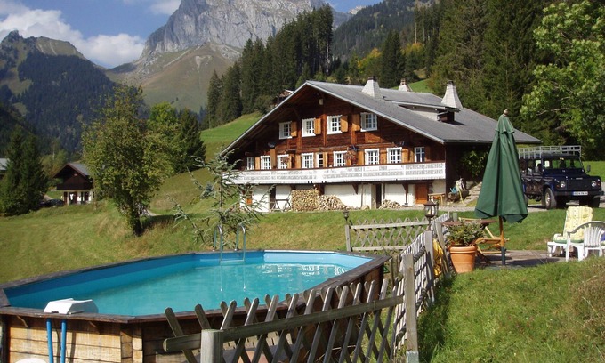 La Chapelle-d'Abondance Chalet De Esquí | Alquiler de chalet de verano alpino en Francia con piscina