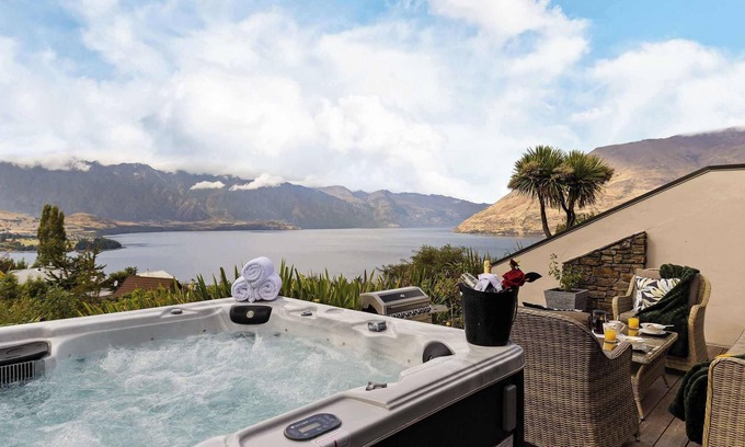 Fernhill Casa | ALPINE GOLD INCREDIBLE LAKE VIEWS QUALITY SPA