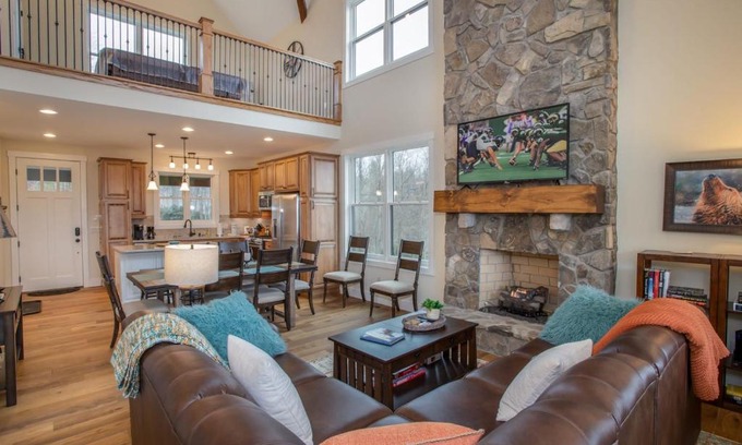 Blowing Rock Casa | Alpine Gorge View