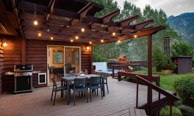 Alpine Casa | Alpine Highmark by KABINO Hot Tub Fire Pit Fully Fenced Backyard WiFi