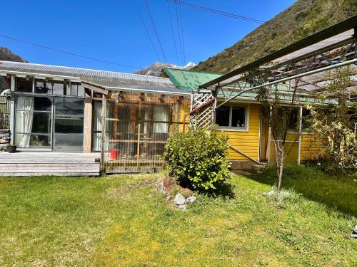 Otira Casa | Alpine House, Holiday Home, Sleeps 8, Super Cosy