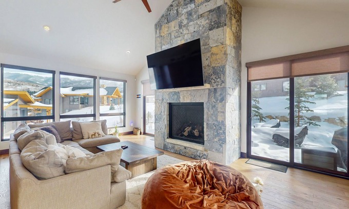 Silverthorne Casa | Alpine house is 2550 Sqf, 4 Bedrooms + 3.5 Bathrooms + Large Bullfrog Hot Tub