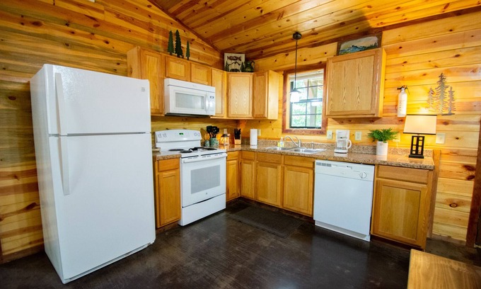Board Camp Cabina | Alpine Lodge|18Acres|Creek|Swim|Hiking|ATV|Cabin