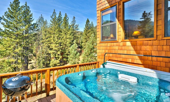 Alpine Meadows Casa | Lujosa casa de verano con jacuzzi privado en la terraza con vistas panorámicas de los prados alpinos. Perfecta ubicación central entre Squaw y la ciudad de Tahoe. Actividades diarias gratis !!