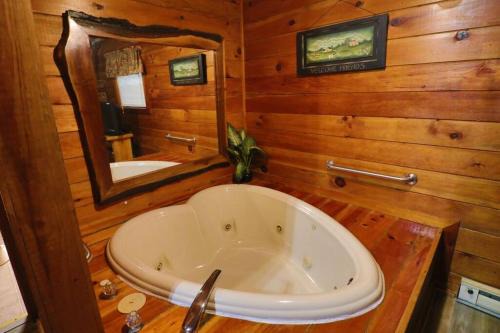 Helen Casa | Alpine Mountain Sweetheart Cabin Jacuzzi #6