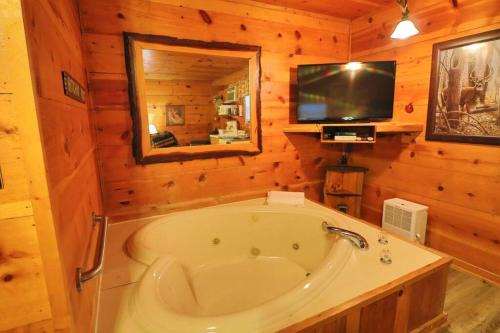 Helen Casa | Alpine Mountain Sweetheart Cabin Jacuzzi #8