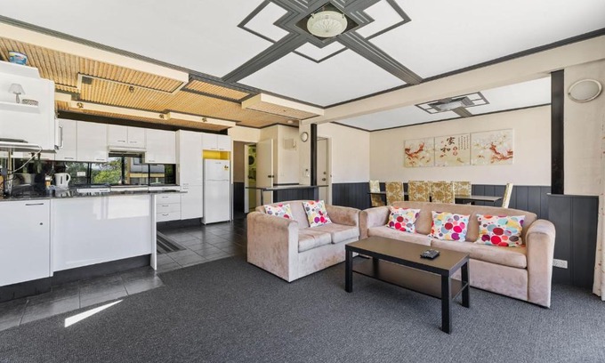 Jindabyne Casa | Alpine Mountain View 39 - 3BR l Swimming Pool l Air-Con l WiFi