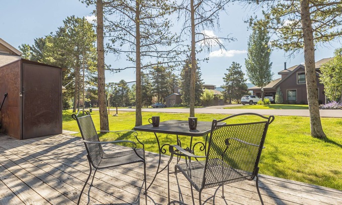 Big Sky Meadow Village Condominio | Alpine Nest Chalet - Nordic Skiing | Community Hot tub, pool & sauna