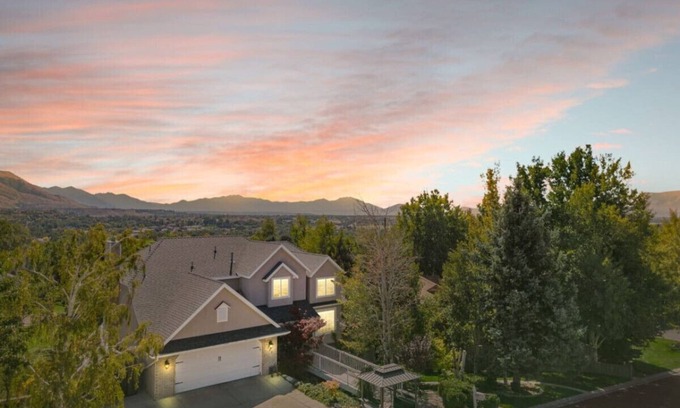 Alpine Casa | Alpine Peaks View | Queen Beds | Central | Massage