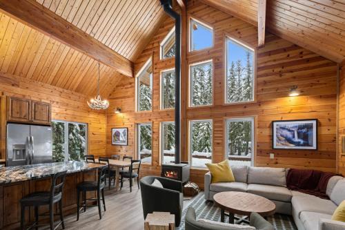 Snoqualmie Pass Casa | Alpine Retreat at Snoqualmie Pass- 5-Min to Slopes, Private Creek, BBQ, Fireplace, Smart TVs, Kids Games, Hi-Speed Wi-Fi