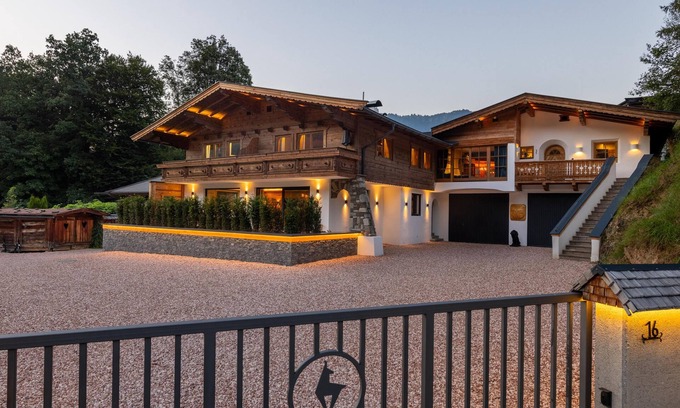 Kitzbuehel Apartamento | Alpine retreat with sun terrace