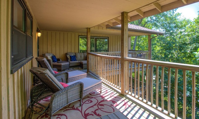 Blowing Rock Cabaña | Alpine Walking Distance To App Ski 2 Bedroom Cottage by Redawning