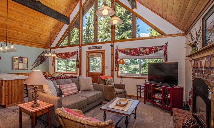 Comstock Acres Casa | Alpine Welcome by Hauserman Rental Group