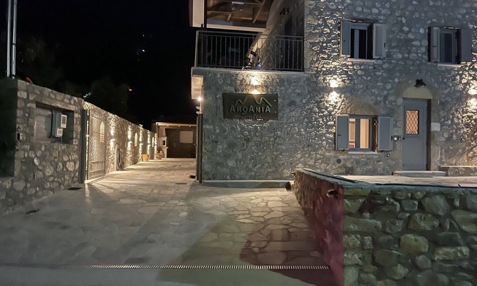 Zarouhla Apartamento | Althea Aroania suites