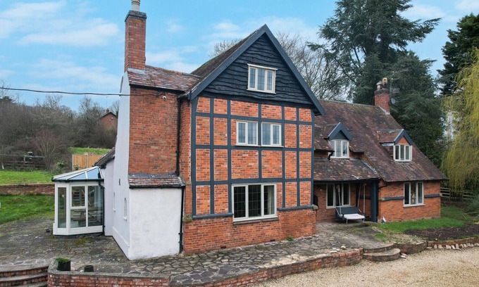 Cleedownton Apartamento | ALTIDO Charming 5-bed farmhouse with terrace and parking