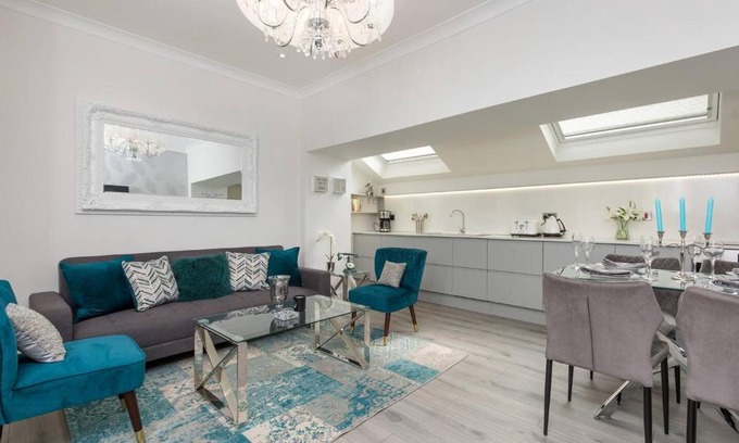 Bruntsfield Casa | ALTIDO Main Door Entrance Private Courtyard Apartment on the Park