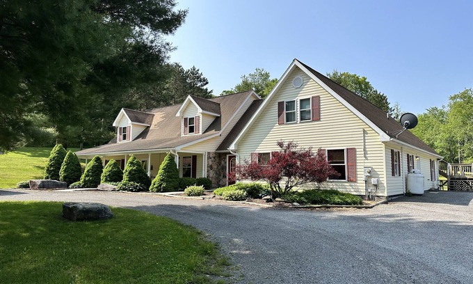 Accident Casa | Alvie House: 5 min from Wisp&DCL, Outdoor Fire Pit, Fireplaces, Country Kitchen