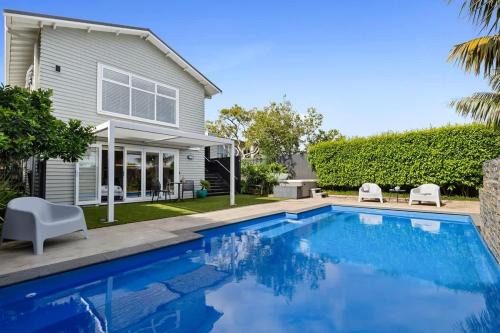 New Plymouth Apartamento | Amaroo - poolside studio near Pukekura Park