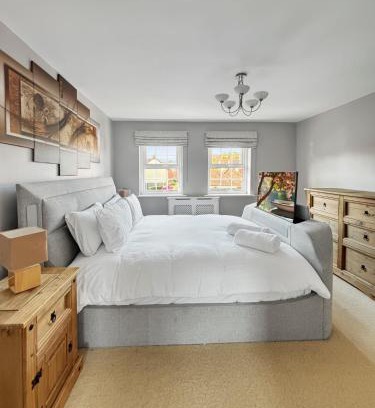 Newark Casa | Amaya Eight - Large 5 Bedroom - 3 Bathroom house - garden and driveway