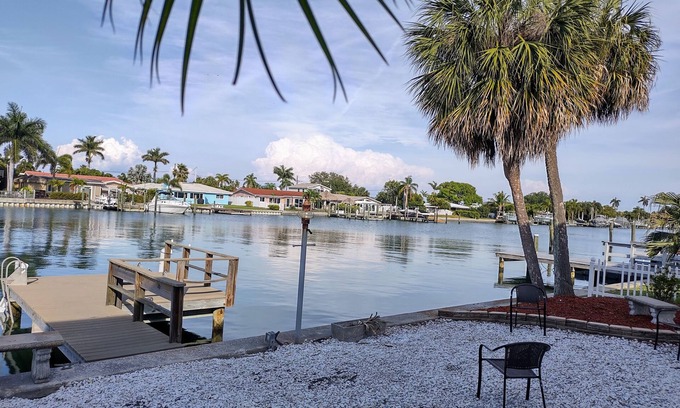 Capri Isle Condominio | Amazing 1B/1B Waterview, main level Apt. AS3