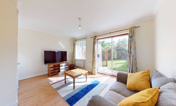 Evelyn Casa | Amazing 2 Bed House w/ Private Parking & Private Garden