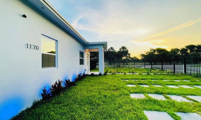 Golden Glades Casa | Amazing 2-bedroom House in Miami w/ pingpong table & BBQ grill