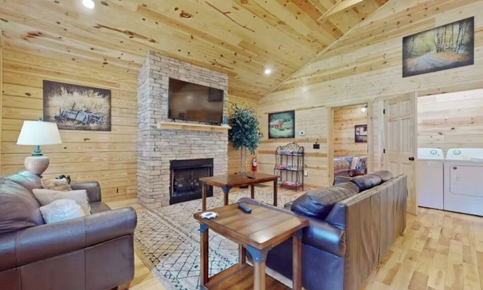 White Oak Lodge Cabina | *Amazing 2BD Cabin w/ Hot Tub! Gym & Pool Access*