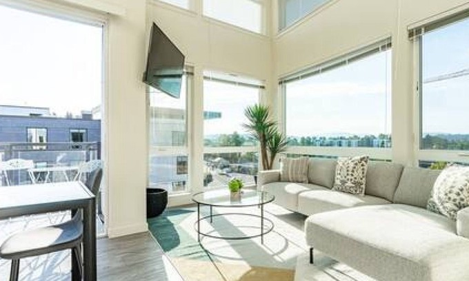 Downtown Casa | Amazing! 2BR | 2BTH Loft in Redmond | Sleeps 5