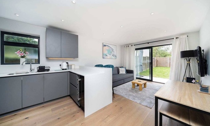 New Malden Apartamento | Amazing 2BR Flat With Garden