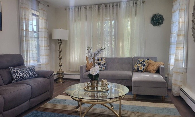 Mount Pleasant Apartamento | Amazing 2nd Floor 3-Bedroom with Modern Amenities