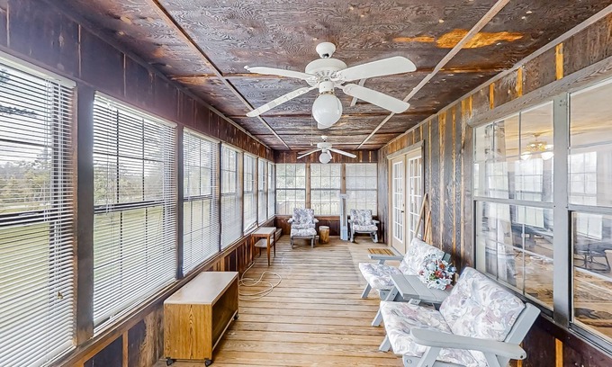 Wewahitchka Cabina | Amazing 2nd-floor home with screened porch, cornhole, grill, central AC, kitchen