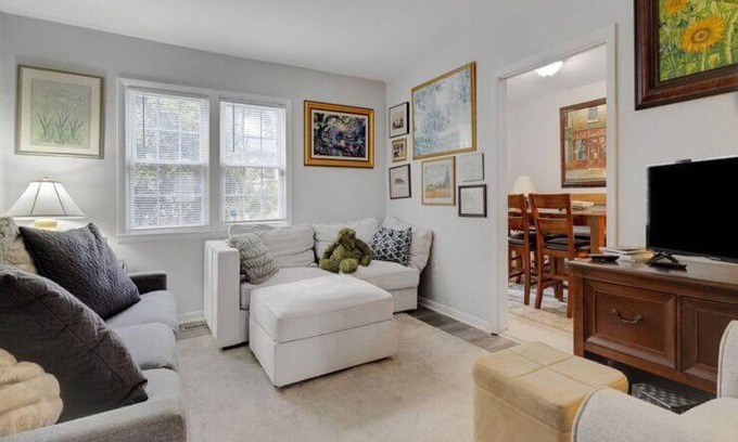Franconia Casa | Amazing 3-bedroom townhome with AC in Alexandria. Walk to metro. Park two cars!