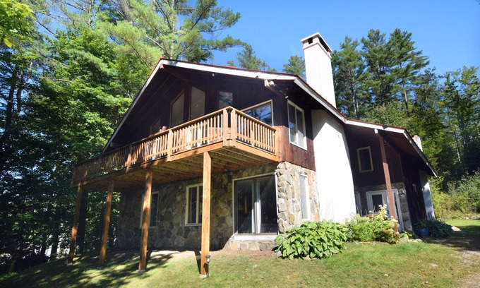 Londonderry Chalet De Esquí | Amazing 3-Level Chalet; 2 Kitchens, 2 Decks, HOT TUB, 5 Ski Mountains, Pets OK