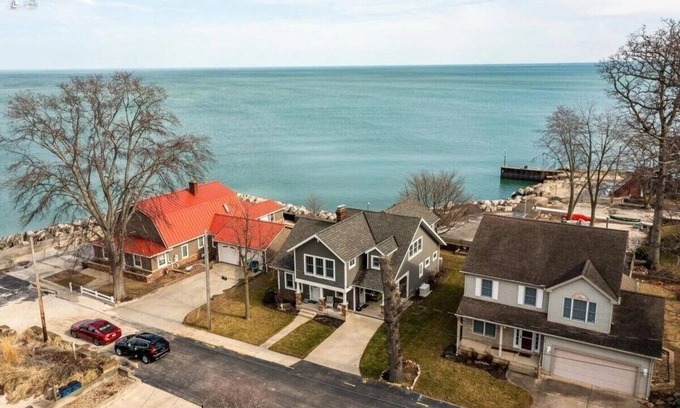 Huron Casa | Amazing 4 Bdrm House-Lake Views, Beach, near Cedar Point