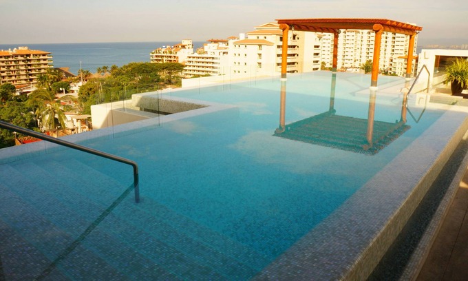 Zona romántica Condominio | INCREÍBLE Nuevo 5 * 1BR 2BA 5min toBeach FAB piscina en la azotea y jacuzzi