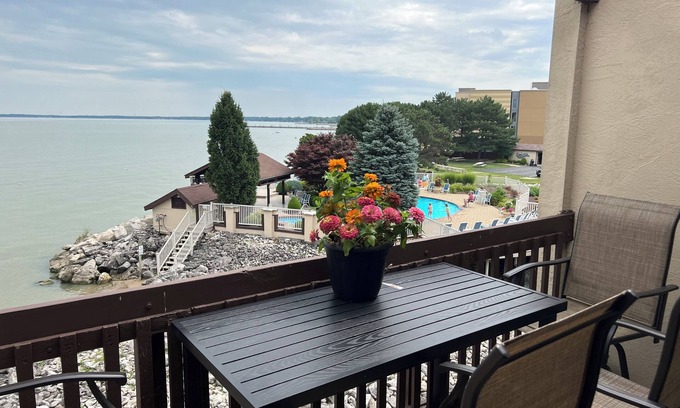 Port Clinton Condominio | Amazing 8 Island Lake Erie views from your balcony in a gated resort community