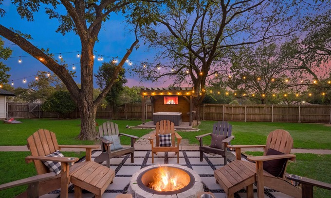 Haltom City Casa | Amazing Backyard, with 6 Person Hot Tub & Firepit, close to Downtown Fort Worth!