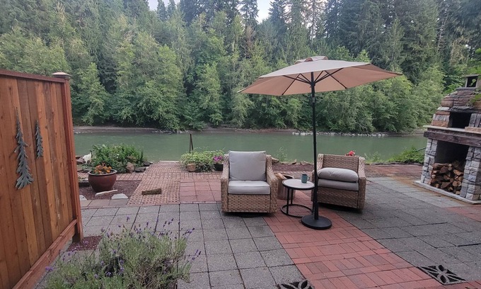 Castle Rock Casa | Amazing Beach & Waterfront in 2-bedroom Cottage on Toutle River Castle Rock Wa
