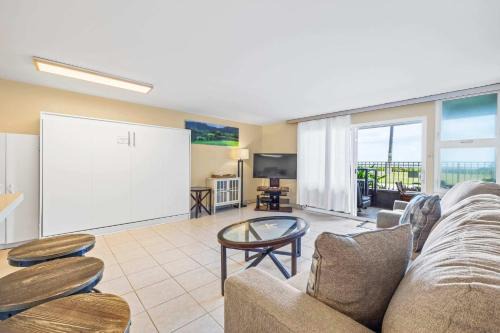 Punaluu Casa | Amazing Beachfront Condo by Pool
